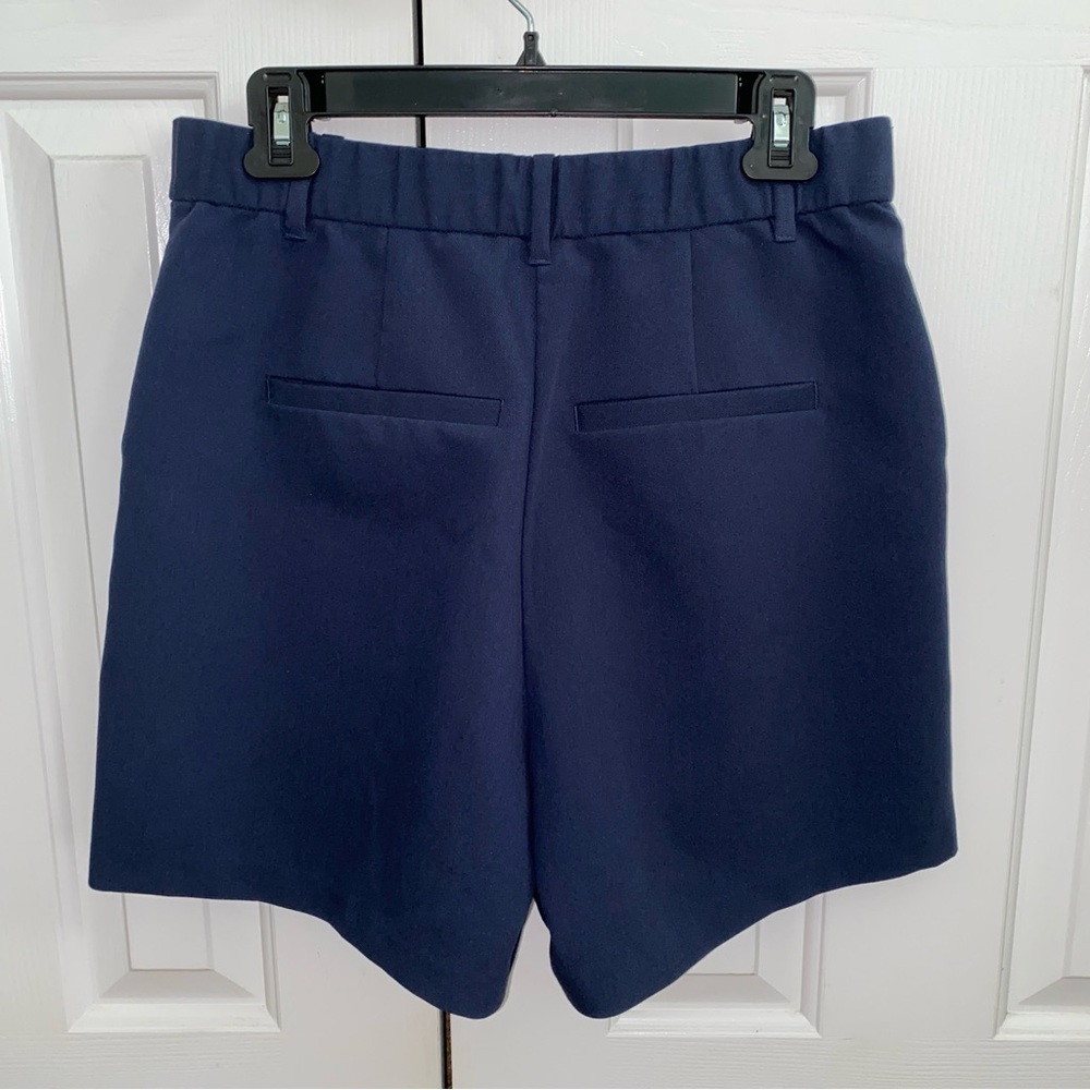 Abercrombie & Fitch Ultra High Rise Tailored Pleated Shorts in Navy - Picture 5 of 6